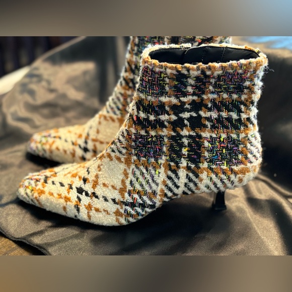 NEW Gianni Bini Palmero Flannel Plaid Snip Toe Kitten Heel booties, Size 8.5M - Picture 4 of 10